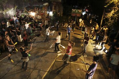 Malabaristas se apresentam em uma praça chamada Circo do Beco, no bairro Vila Madalena, em São Paulo, no dia 8 de abril de 2013. Malabaristas de rua e membros do circo de São Paulo se reúnem para se apresentar, ensinar truques uns aos outros truques, se desestressar e divertir-se na praça toda segunda-feira, há mais de 10 anos.