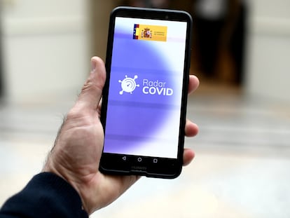 Una persona utiliza desde su teléfono móvil la aplicación Radar Covid, en Madrid durante el mes de octubre.