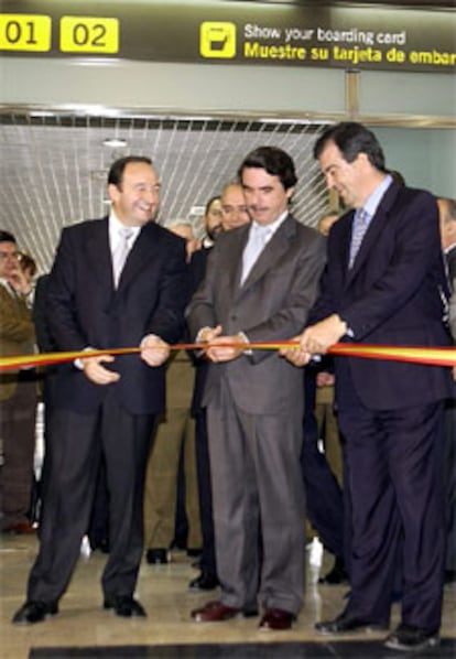José María Aznar procede a la inauguración del aeropuerto de Logroño.