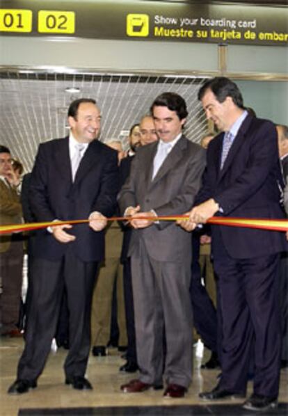 José María Aznar procede a la inauguración del aeropuerto de Logroño.