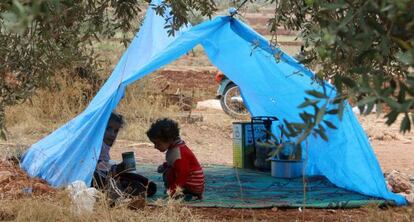 Niños sirios recientemente huidos de los combates militares en Hama, en una tienda del norte de esa provincia de Siria.