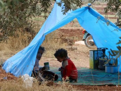 Niños sirios recientemente huidos de los combates militares en Hama, en una tienda del norte de esa provincia de Siria.