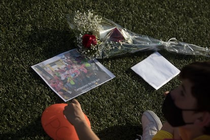 Uno de los niños que ha participado en el homenaje con una foto en la que aparece Saúl.