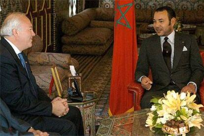 Miguel Ángel Moratinos conversa con el rey Mohamed VI en su residencia de Tánger.