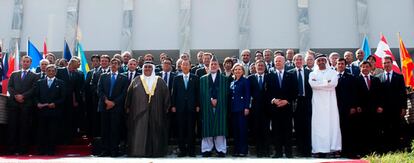 El presidente de Afganistán, Hamid Karzai, el secretario general de la ONU, Ban Ki-moon,  y los representantes de los distintos 70 países que han participado en la Conferencia Internacional sobre Afganistán, en la foto de familia.
