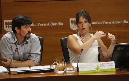 La diputada foral Larraitz Ugarte, junto al director de Infraestructuras Viarias de Gipuzkoa, Joseba Altube.