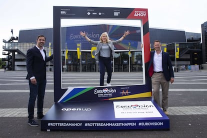 Los organizadores de Eurovisión 2021, Sietse Bakker, Jolanda Jansen y Dave Geensen, posan el pasado lunes frente al recinto de Rotterdam que acogerá el certamen.