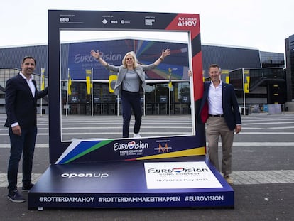 Los organizadores de Eurovisión 2021, Sietse Bakker, Jolanda Jansen y Dave Geensen, posan el pasado lunes frente al recinto de Rotterdam que acogerá el certamen.