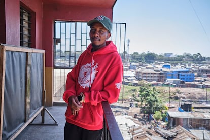 Brayan Mathenge (25 años) es economista y coordinador del Centro de Justicia de Githurai, un ‘slum’ a las afueras de Nairobi. Participó activamente en las protestas de 2024, que considera una culminación histórica de décadas de injusticias sociales y políticas: ejecuciones extrajudiciales, violencia estatal, crisis alimentaria y pobreza. Las movilizaciones, dice, “marcaron un despertar político de una generación históricamente marginada en los procesos de toma de decisiones”. Por eso los jóvenes siguen protestando. “El gobierno de William Ruto está robando el futuro a la juventud: niega oportunidades de empleo, eleva el coste de la vida y responde con brutalidad policial. Si no mueres de pobreza, mueres por una bala de la policía”, remata.