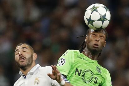 Ruben Semedo (d) del Sporting golpea el balón de cabeza ante la presencia de Karim Benzema del Real Madrid.