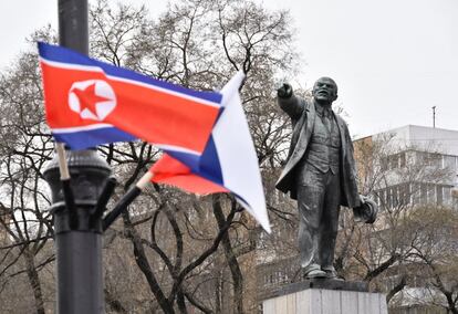 En la fotografía, una bandera de Rusia junto a una bandera de Corea del Norte en una calle cercana al monumento de Lenin, durante la visita del líder norcoreano, Kim Jong-un a Rusia.