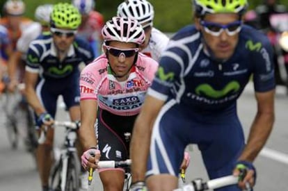 Alberto Contador, entre dos ciclistas del equipo Movistar durante la decimoquinta etapa del Giro.
