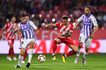 Aleix Garcia disputa el balón con Borja Fernández en el Girona-Valladolid.