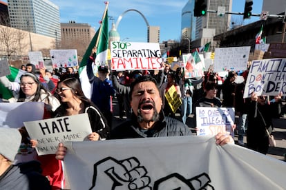 Miguel Mrquez marcha por el centro de St. Louis, Misuri, en protesta contra las medidas adoptadas por el presidente Donald Trump, el sbado 1 de febrero de 2025. 