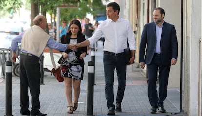 Pedro Sánchez, entre Adriana Lastra y José Luis Ábalos, llegaba a la sede del PSOE en mayo de 2017, tras ganar las primarias del partido.