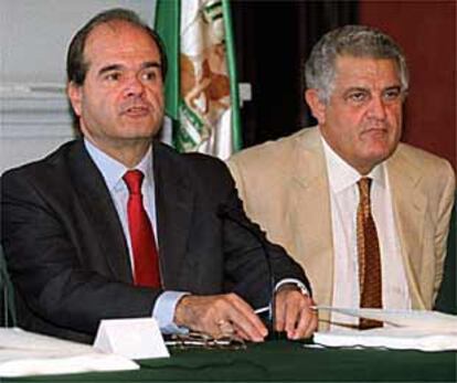 Manuel Chaves y el presidente de la CEA, Rafael Álvarez Colunga, el pasado 23 de mayo.
