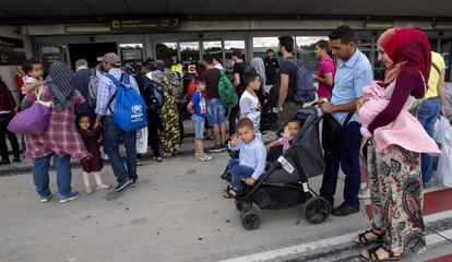 Algunos de los último refugiados llegados a Barajas en agosto.