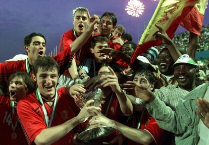 Los jugadores españoles, Xavi y Casillas entre ellos, festejan su triunfo sobre Japón por cuatro goles a cero en la final de la Copa del Mundo sub-20 disputada en Nigeria en 1999.