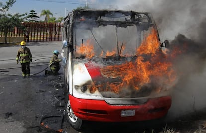 Bombeiros abafam as chamas que consumiam um ônibus na cidade de Guadalajara, depois que grupos de desconhecidos bloquearam várias ruas com veículos, ateando-lhes fogo. As corporações policiais dos municípios metropolitanos não emitiram um comunicado oficial sobre quem seriam os responsáveis de fato.