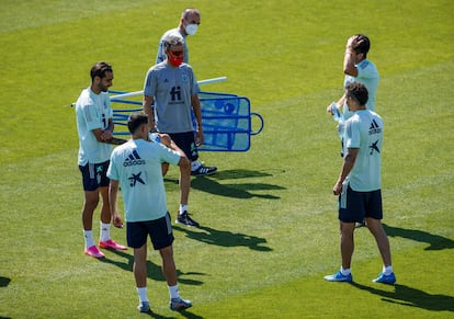 El entrenador de la selección española, Luis Enrique (con mascarilla roja), durante el entrenamiento del equipo en la Ciudad del Fútbol de Las Rozas, Madrid, este martes.