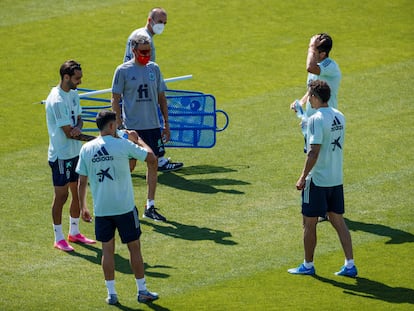 El entrenador de la selección española, Luis Enrique (con mascarilla roja), durante el entrenamiento del equipo en la Ciudad del Fútbol de Las Rozas, Madrid, este martes.