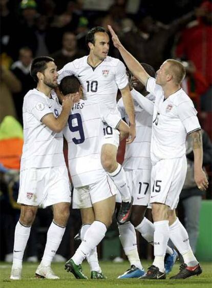 Donovan (número 10) celebra con sus compañeros el segundo gol marcado a Brasil.