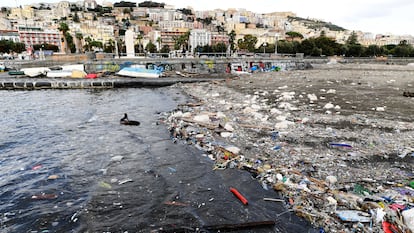 Residuos plásticos en la bahía de Nápoles, Italia, tras una tormenta noviembre en 2019.