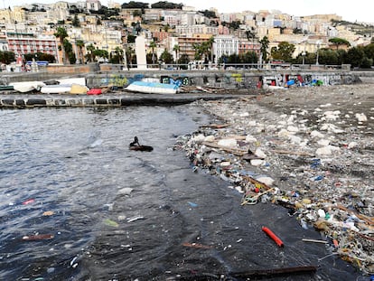 Residuos plásticos en la bahía de Nápoles, Italia, tras una tormenta noviembre en 2019.