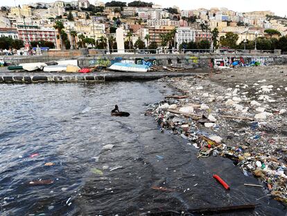 Plásticos arrastrados a las playas de Nápoles por una tormenta.