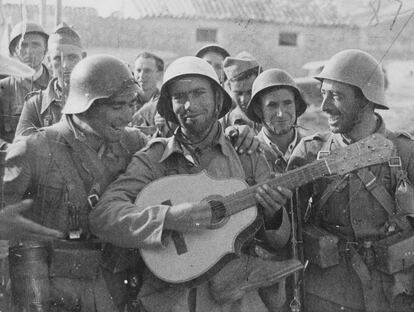 Combatientes de la XI Brigada Internacional en un momento de descanso. [1938].