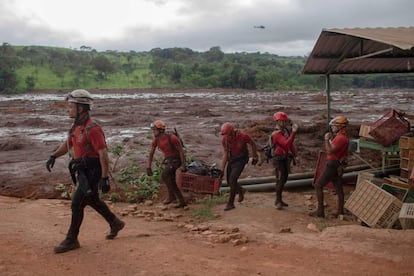 Um corpo é recuperado pelos bombeiros de Minas Gerais de dentro de um pequeno mercado.