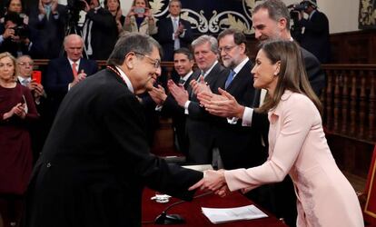 La reina Letizia felicita al escritor Sergio Ramírez tras recibir la medalla del Premio Cervantes.