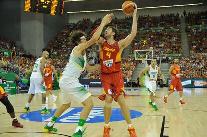 Pau lanza ante Varejao en el Mundial de 2014