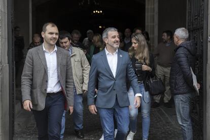 El candidat del PSC, Jaume Collboni, surt de l'edifici de l'Ajuntament per participar a la foto conjunta de EL PAÍS.