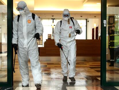 Miembros de la UME desinfectan en marzo la residencia de mayores Amavir Usera, en Madrid capital.