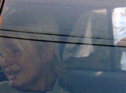 Paris Hilton llora en el coche policial que la llevó ayer ante el juez.