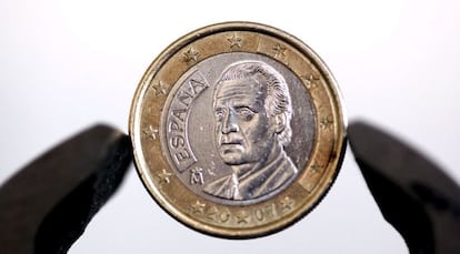 Un moneda española de un euro.