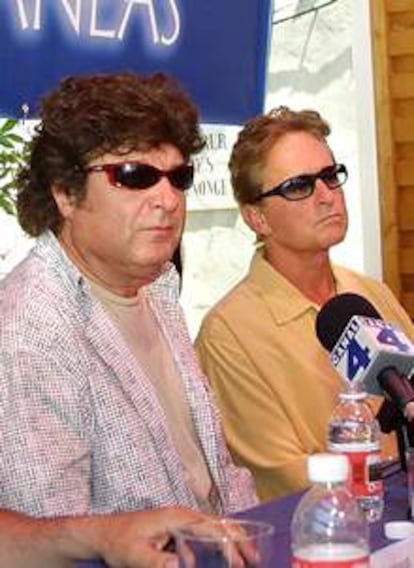 El cantaor Enrique Morente, ayer, junto al actor Michael Douglas, durante la presentación del concierto que éste grabará en Costa Nord.