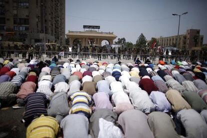 Partidarios de Morsi rezan ante el cuartel de la Guardia Republicana en El Cairo.
