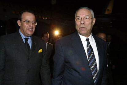 El secretario de Estado de EE UU, Colin Powell, a su llegada a Rabat, junto al ministro marroquí Taieb Farsi-Fihri.