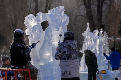 La realización de esculturas de hielo en el parque Zhaolin es una de las actividades (repartidas por 20 localizaciones diferentes) que se ofrecen en el festival. También destaca como uno de sus escenarios el parque Sun Island, que cuenta con una gran exposición de esculturas de hielo y el 'Harbin Ice and Snow World', donde se celebran la mayoría de espectáculos. En la imagen, participantes del festival realizan esculturas de hielo el 8 de enero de 2025.
