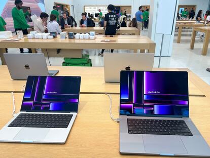 Ordenadores en el interior de una tienda de Apple en Florida.