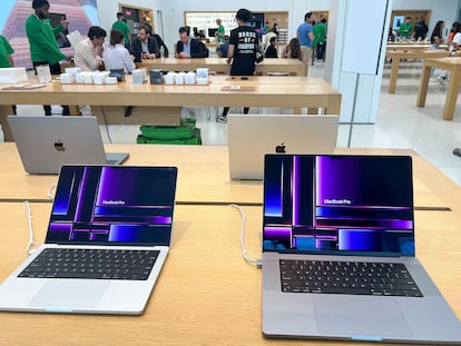 Ordenadores en el interior de una tienda de Apple en Florida.