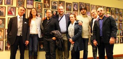 El equipo que pondrá en escena 'La bohème' en Bilbao posa en la sede de la ABAO. 