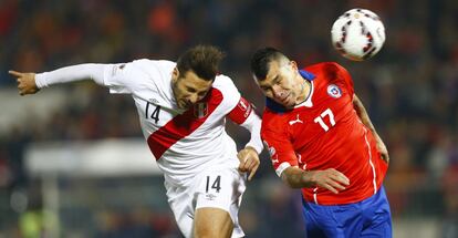 El delantero peruano Claudio Pizarro lucha un balón con el defensa chileno Gary Medel durante el partido de la Copa América.
