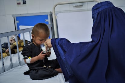 Una mujer da leche a su hijo en el hospital Indira Gandhi de Kabul, el mayor centro pediátrico de Afganistán, el 7 de agosto. Pese a los cientos de miles de millones de dólares invertidos durante las dos décadas de presencia de tropas extranjeras en el país, con las de EE UU a la cabeza, Afganistán sigue hundida en el subdesarrollo. 