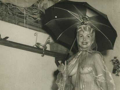 Bubbles Darlene posa con el traje que llevó el 1956 en La Habana y que provocó un escándalo en una imagen de 'Chachachá: Un Baile y Una Época' (Gladys Palmera).
