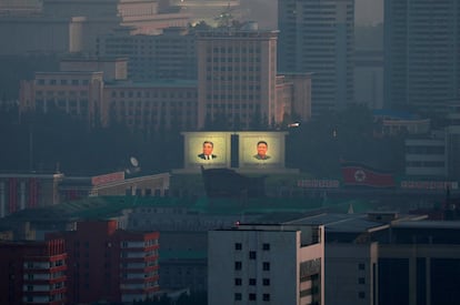 Retratos de los últimos líderes norcoreanos Kim Il Sung y Kim Jong Il adornan un parque conmemorativo en Pyongyang.