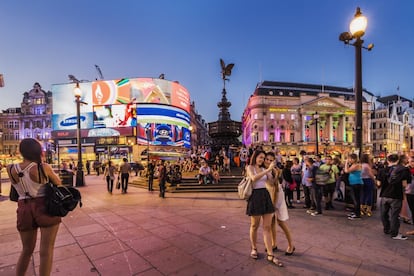 Es una de las capitales europeas que más turistas recibe, así que Londres también es una de las ciudades más fotografiadas del mundo. Picadilly Circus, entre Picadilly y Regent Street, es un lugar de compras, donde se concentran los teatros y donde está el icónico panel luminoso de anuncios. Este también es, según Sightsmap, el punto de Londres desde el que se disparan y comparten más fotografías.
