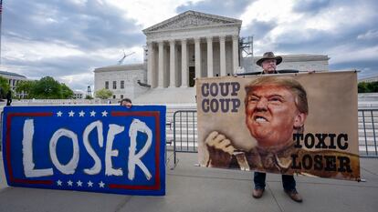 Manifestantes ante el Tribunal Supremo, este jueves en Washington. En el cartel de la izquierda se lee: "Perdedor". El de la derecha dice: "Golpe. Golpe. Tóxico perdedor".